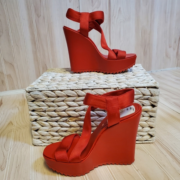 BCBGeneration Suki EUC Bright Red Slingback Wedge Peep Toe Sandals size 5.5 - Picture 2 of 6
